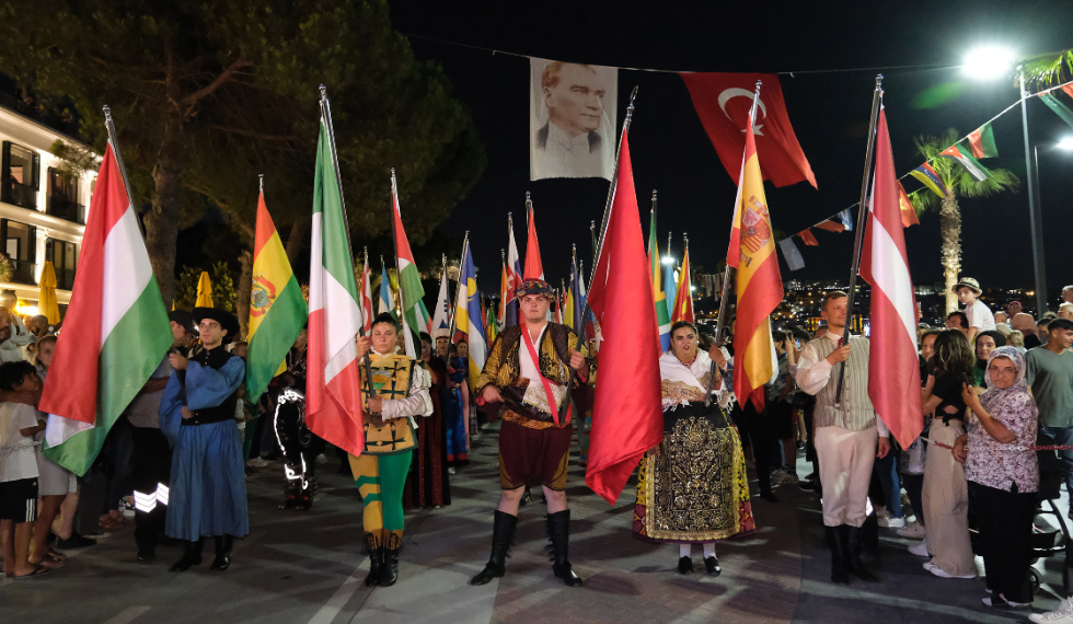 100 ülkenin katıldığı festivalin görüntüleri Rio Karnavalını aratmadı