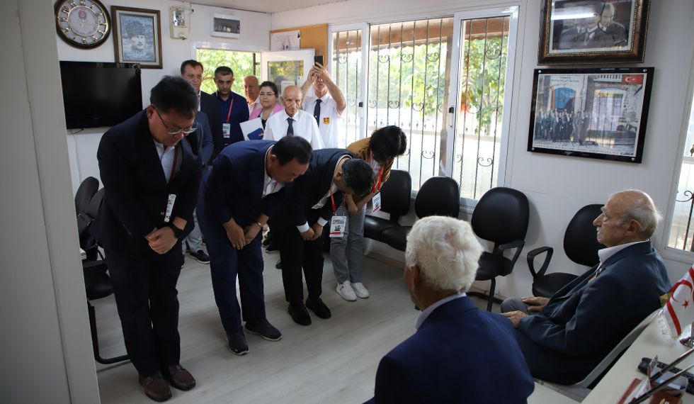 The Delegation from South Korea bowed down in front of the Korean War Veterans!