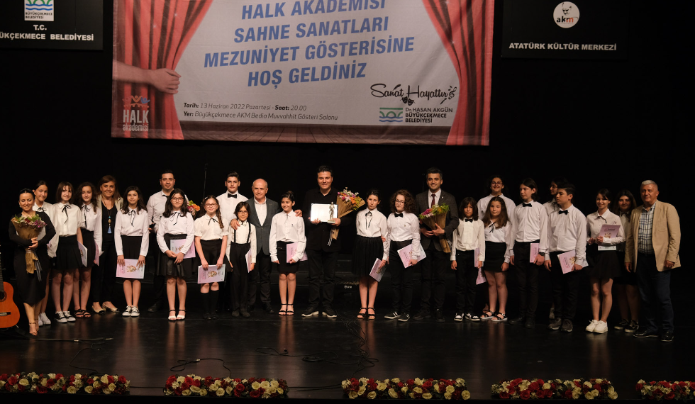 Sahne sanatları öğrencileri mezuniyet töreninde ayakta alkışlandı
