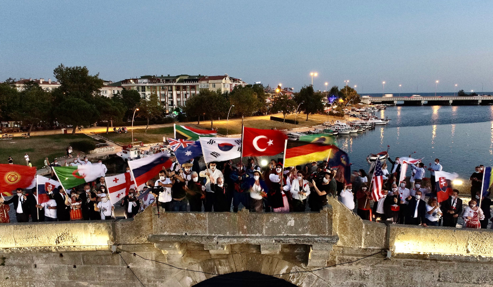 Covid- 19 salgınında yaşamını yitirenler anısına yapılan festivalin konukları...