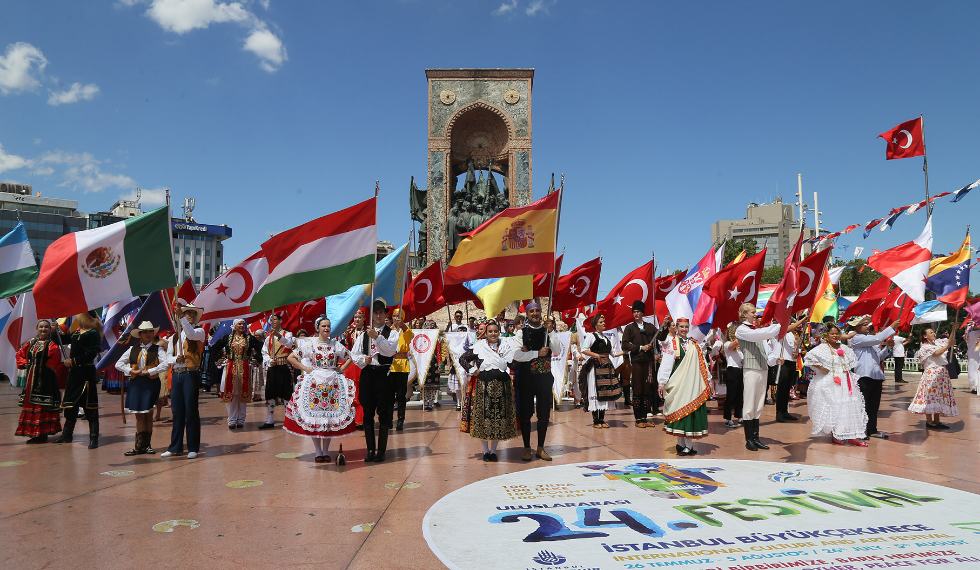 100 ülkenin renkleri Taksim Meydanı’nda buluştu!
