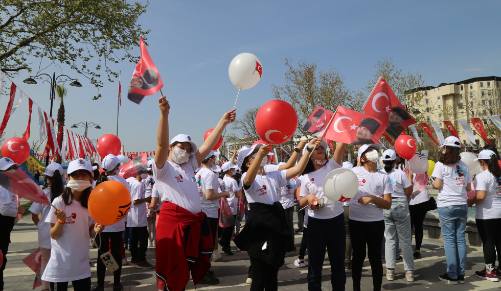 Minik yürekler 23 Nisan’da tüm dünyaya barış mesajı verdi