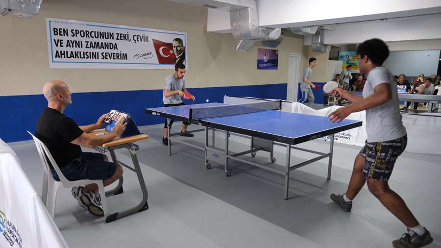Büyükçekmece’de masa tenisi turnuvası nefesleri kesti