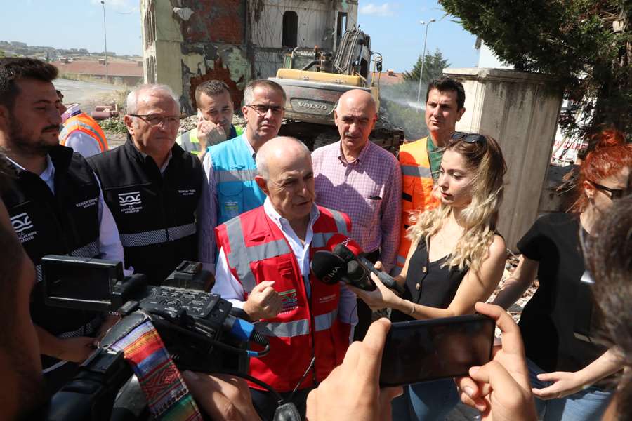 Deprem riski taşıyan 130 daire kentsel dönüşüm kapsamında yıkıldı