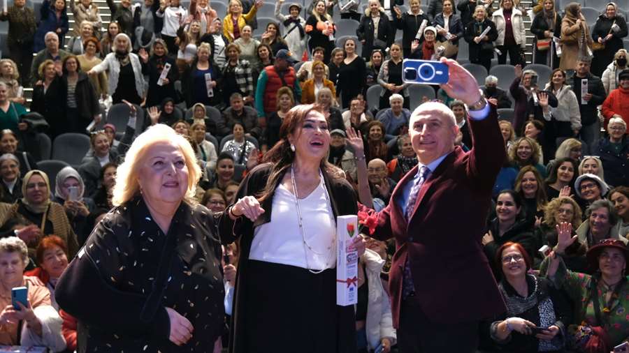 Türk sinemasının sultanı Büyükçekmeceli kadınlarla buluştu    